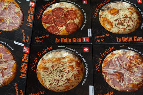 Pizza artisanale Jura Tiramisu maison Delémont Meilleures pizzas Porrentruy Cuisine italienne à emporter Suisse Pizza à la mozzarella burrata Pesto, burrata, charcuterie italienne Livraison pizzas locales