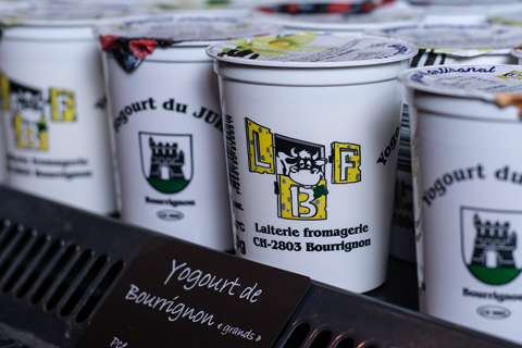 La Laiterie Fromagerie Bourrignon SA, installée à Bourrignon dans le canton du Jura, propose un mélange à fondue artisanal fait à base de Gruyère et de Vacherin AOP sélectionnés pour garantir une qualité constante.