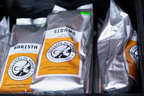 Les Cafés du Monde est une entreprise familiale de torréfaction artisanale de café implantée depuis 2002 à Courchapoix, dans le canton du Jura.